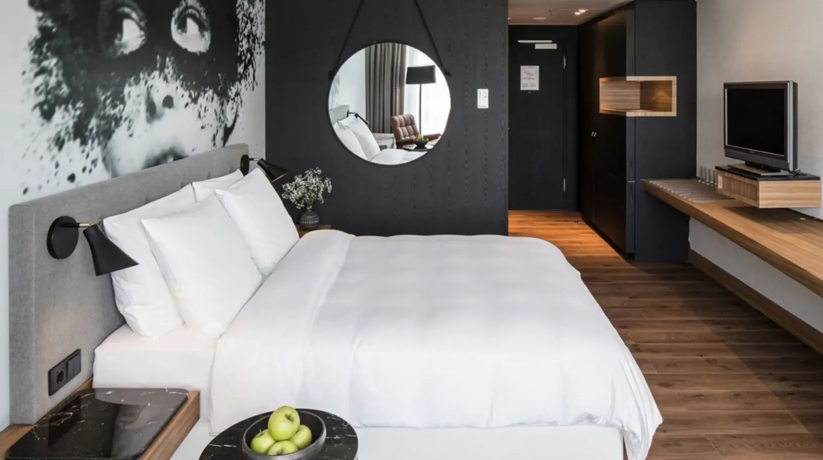 Habitación del Radisson Blu de Colonia con el negro SD841, la madera WD820 y la imagen SL521 impresa en la pared